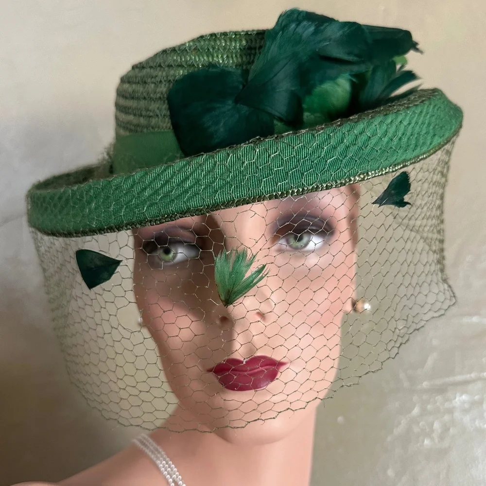 BREATHTAKING 1930s' GREEN STRAW TILT HAT - TWO-TONE FEATHER "WING" + VEIL - Picture 1 of 11
